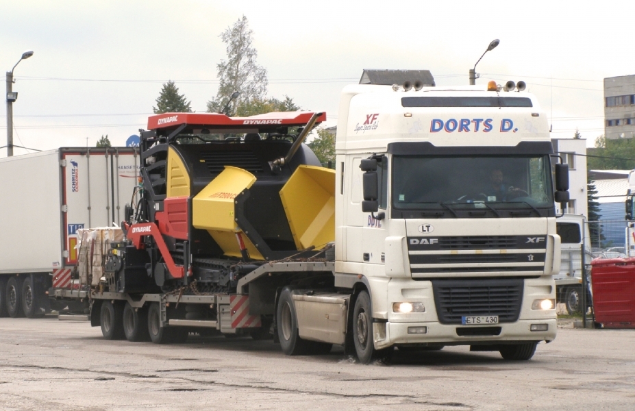 Low-bed with machinery